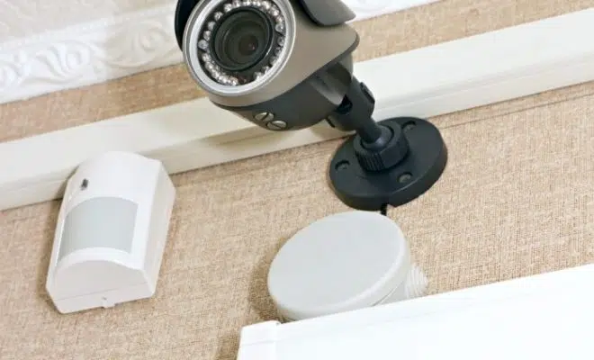 camera de surveillance au mur d'une maison