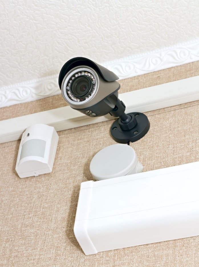 camera de surveillance au mur d'une maison