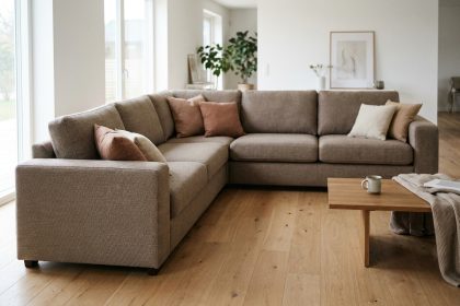 Canapé d'angle convertible 6 places en tissu taupe dans un salon scandinave moderne avec parquet en chêne clair