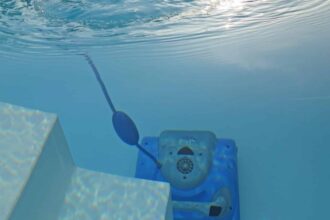 Robot de piscine en action dans une eau claire et propre