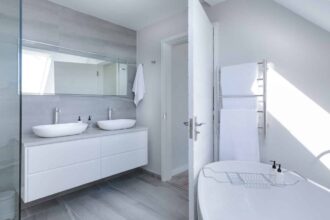 Rénovation de salle de bain moderne avec des matériaux élégants