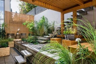 Extension de maison en bois moderne avec jardin verdoyant
