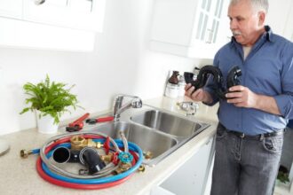 Plomberie ancienne nécessitant des réparations et un remplacement urgent