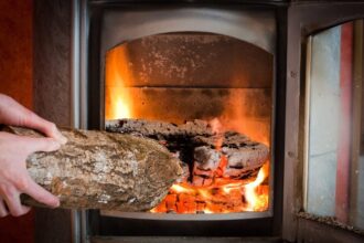 Chauffage au bois avec bûches dans un intérieur chaleureux et moderne