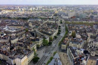 Vue panoramique de Nantes avec ses quartiers modernes et historiques