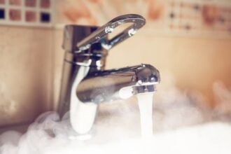 Chauffe-eau électrique avec des graphiques de consommation d'énergie