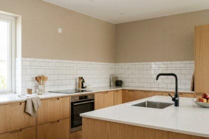 Vue d'ensemble d'une cuisine moderne rénovée avec plan de travail, évier, robinetterie et plaques de cuisson coordonnés