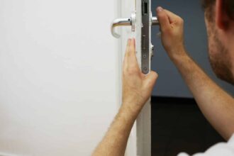 Porte fermée avec des outils pour l'ouvrir sans clé