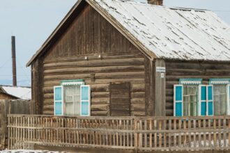 Maison en bois et traditionnelle sur un chantier de construction