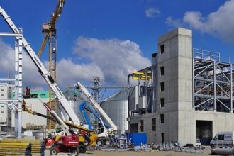 Matériel de construction protégé par une bâche sur une remorque