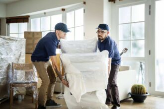 Vieux objets désuets encombrant un espace de vie avant un déménagement