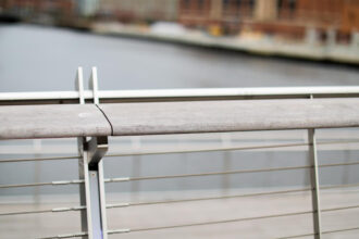 Design, robustesse et sécurité : découvrez les avantages du garde-corps en câbles inox