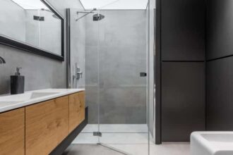 Douche à l'italienne moderne dans une salle de bain élégante