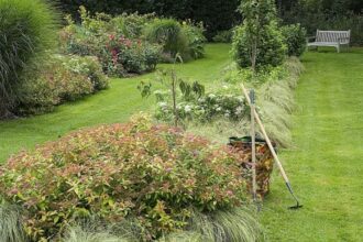 Outils de jardinage pour entretenir les bordures du jardin