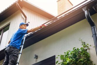 Nettoyeur haute pression Kärcher en action sur une façade extérieure