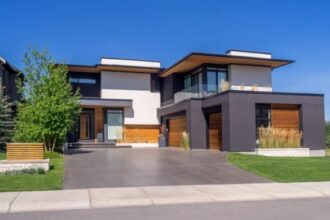 façade décorative d'un bâtiment moderne dans un jardin