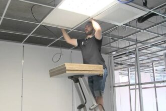 Faux plafond moderne dans une pièce rénovée