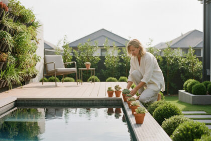 Femme en linen près d'une piscine à débordement