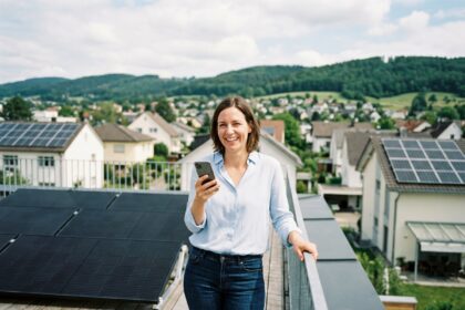 Femme souriante sur un toit avec panneaux solaires modernes
