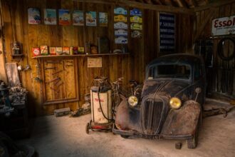 Garage bien organisé avec vélos et outils rangés