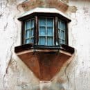 Une maison avec des fissures