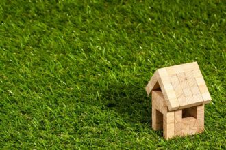 Propriétaire discutant de la gestion locative d'un bien immobilier