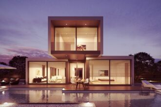 Extension de maison moderne avec jardin verdoyant