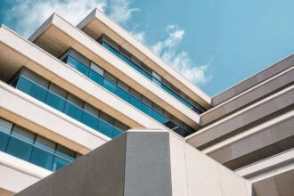 Immeuble ancien et moderne en comparaison pour investissement immobilier