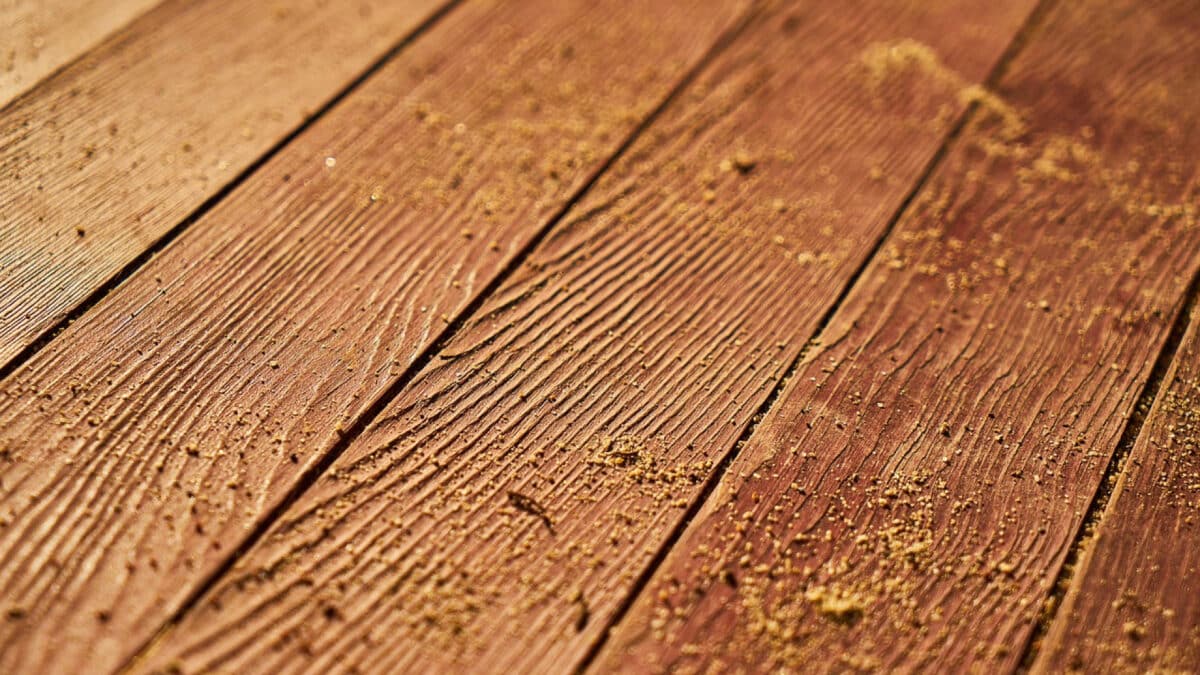 Installation d'un parquet en bois massif : quel type de vis utiliser idéalement ?