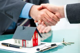 Négociation des frais d'agence immobilière en projet d'achat ou vente