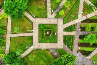 Jardin à la française avec lignes droites et symétriques