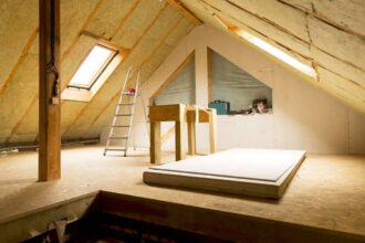 Maison ancienne avec travaux d'isolation thermique en cours, matériaux visibles et échafaudage