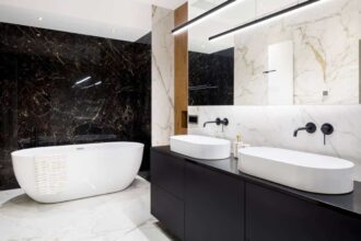 Salle de bain moderne avec carrelage en marbre et touches de couleur