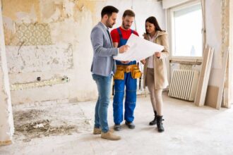 Maison en cours de rénovation avec échafaudages et matériaux modernes