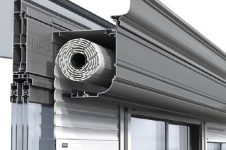 Moteur de rideau métallique prêt à être remplacé