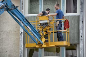 nacelle élévatrice en action sur un chantier de construction