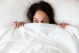 Couette en duvet naturel offrant confort et protection contre les acariens