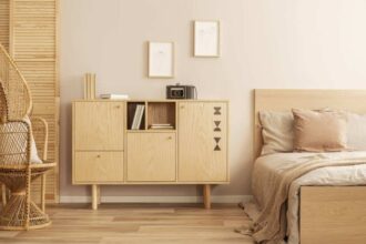 Chambre d'ami aménagée avec un canapé-lit et des rangements astucieux