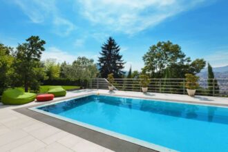 pompe à chaleur installée près d'une piscine en plein air