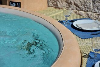 Spa gonflable Intex installé dans un jardin confortable