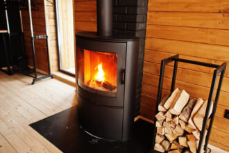 Protégez votre sol et facilitez l’entretien avec une plaque de sol pour poêle