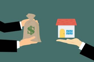 Vente aux enchères d'un bien immobilier avec participants intéressés