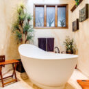 Salle de bain zen et moderne : cultivez la sobriété, le bien-être et la nature !