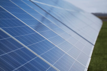 Se chauffer, s’éclairer, s’équiper : ce que permet une installation solaire bien pensée