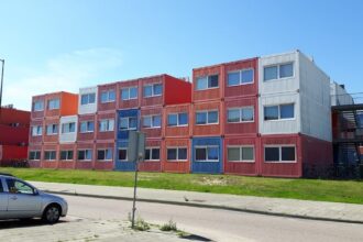 Container métallique transformé en habitat écologique moderne