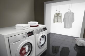Sèche-linge moderne dans une buanderie bien organisée