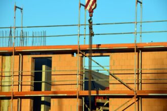 Construction d'une maison moderne avec échafaudages en cours