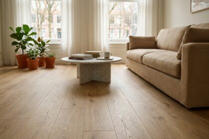 Salon moderne avec sol effet bois chêne clair, canapé beige et plantes vertes, ambiance cosy et naturelle