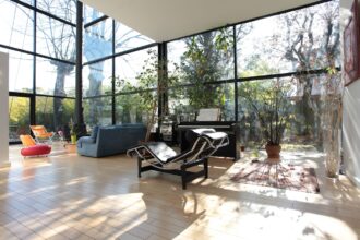 Verrière intérieure en verre apportant luminosité et modernité à une maison