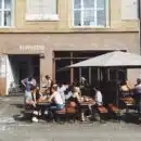 terrasse de restaurant avec un parasol